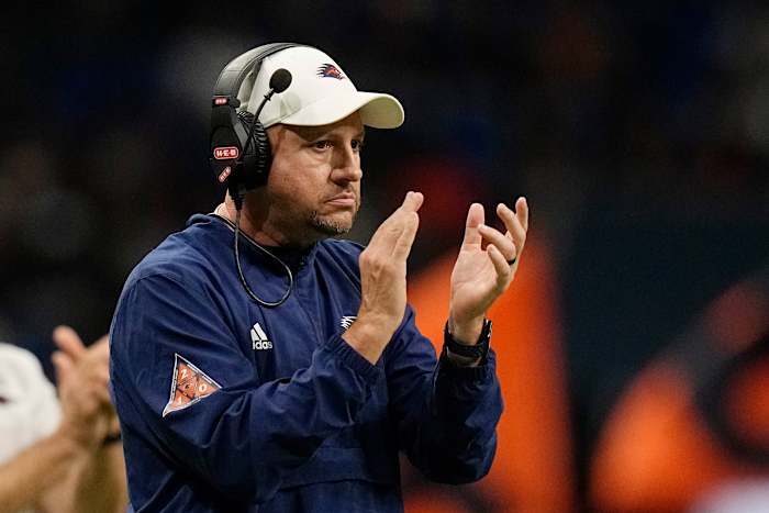 UTSA-hoofdcoach Jeff Traylor tijdens de eerste helft van een NCAA universiteitsvoetbalwedstrijd tegen UTEP in San Antonio, zaterdag 26 november 2022. (AP Photo/Eric Gay)