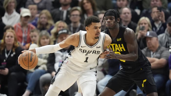 Utah Jazz-aanvaller Taylor Hendricks, rechts, bewaakt San Antonio Spurs-centrum Victor Wembanyama (1) tijdens de eerste helft van een NBA-basketbalwedstrijd op woensdag 27 maart 2024 in Salt Lake City. (AP-foto/Rick Bowmer)