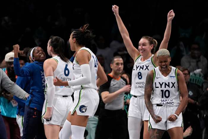 Van links naar rechts vieren Bridget Carleton, Napheesa Collier, Alanna Smith en Courtney Williams uit Minnesota Lynx feest na het verslaan van de New York Liberty in verlengingen in Game 1 van een WNBA basketbalfinale playoff-serie, donderdag 10 oktober 2024, in New York. (AP-foto/Pamela Smith)