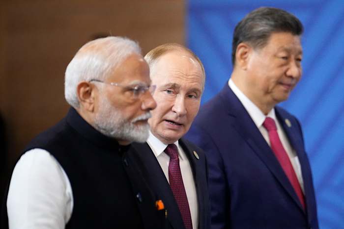 Van links naar rechts wonen de Indiase premier Narendra Modi, de Russische president Vladimir Poetin en de Chinese president Xi Jinping een familiefotoceremonie bij voorafgaand aan de plenaire sessie van de BRICS-top in Kazan, Rusland, woensdag 23 oktober 2024. (AP Photo/Alexander Zemlianichenko, Zwembad)