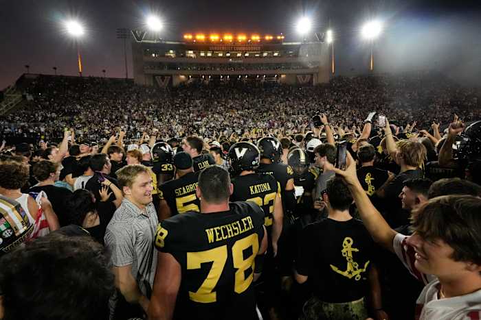 Vanderbilt viert de 40-35 overwinning van het team tegen Alabama op het veld na een NCAA universiteitsvoetbalwedstrijd op zaterdag 5 oktober 2024 in Nashville, Tennessee. (AP Photo/George Walker IV)