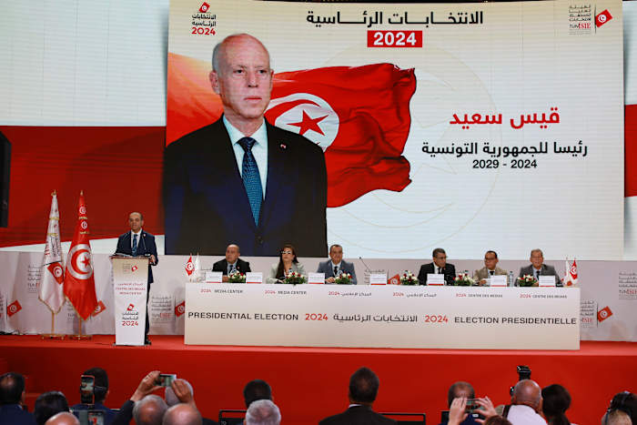 Verkiezingsfunctionarissen kondigen de Tunesische president en kandidaat voor herverkiezing Kais Saied aan als winnaar van de presidentsverkiezingen, in de hoofdstad Tunis, Tunesië, maandag 7 oktober 2024. (AP Photo/Anis Mili)