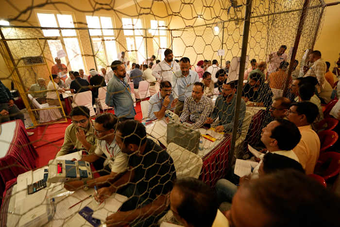 Verkiezingsfunctionarissen tellen de stemmen voor de recente verkiezingen in een telcentrum in Jammu, India, dinsdag 8 oktober 2024. (AP Photo/Channi Anand)