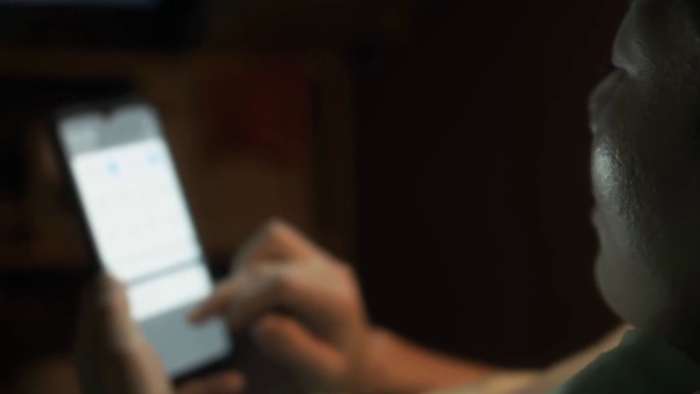 Versterk de familiebanden door de schermtijd te verkorten