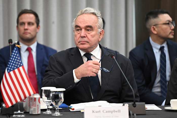 Vice-minister van Buitenlandse Zaken van de Verenigde Staten, Kurt Campbell, woont woensdag 16 oktober 2024 een trilaterale bijeenkomst bij met de eerste vice-minister van Buitenlandse Zaken van Zuid-Korea Kim Hong-kyun, ongezien, en de Japanse vice-minister van Buitenlandse Zaken Masataka Okano, ongezien, op het ministerie van Buitenlandse Zaken in Seoul. (Jung Yeon-je/Poolfoto via AP)