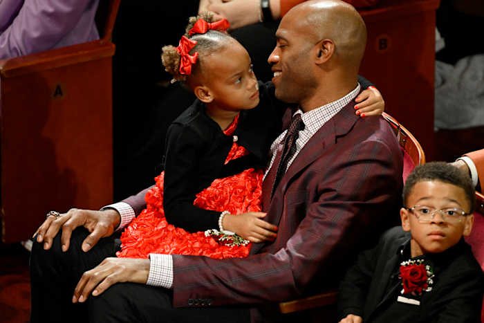 Vince Carter zit met zijn kinderen voorafgaand aan zijn verankering in de Basketball Hall of Fame, zondag 13 oktober 2024, in Springfield, Massachusetts. (AP Photo/Jessica Hill)