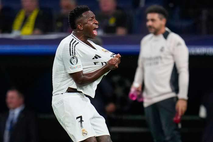 Vinicius Junior van Real Madrid viert feest nadat hij het tweede doelpunt van zijn ploeg heeft gescoord tijdens de openingsfase van de Champions League tussen Real Madrid en Borussia Dortmund in het Santiago Bernabeu-stadion in Madrid, dinsdag 22 oktober 2024. (AP Photo/Manu Fernandez)