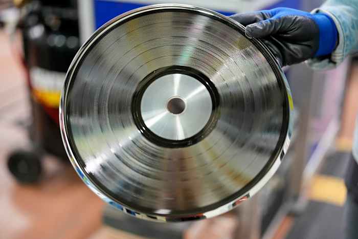 Vinyl floreert bij United Record Pressing, omdat de oudste platenmaker van het land een bekend deuntje speelt