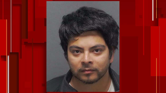 Voormalig leraar beschuldigd van opname van tiener in badkamer, ongepaste relatie met leerling, zeggen beëdigde verklaringen