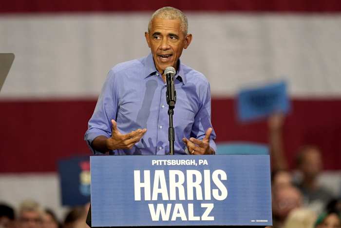 Voormalig president Barack Obama spreekt tijdens een campagnebijeenkomst ter ondersteuning van de Democratische presidentskandidaat vice-president Kamala Harris, donderdag 10 oktober 2024, in het Fitzgerald Field House van de Universiteit van Pittsburgh in Pittsburgh. (AP Foto/Matt Freed)