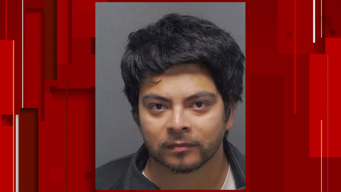 Voormalige leraar beschuldigd van opname van stiefdochter in badkamer, ongepaste relatie met leerling, zeggen beëdigde verklaringen