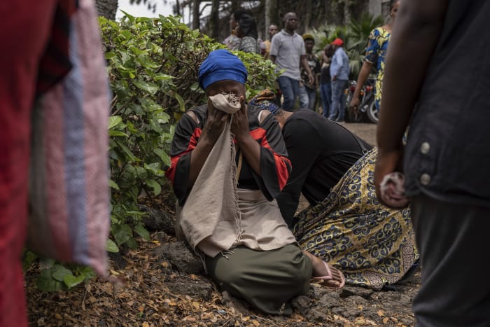 Vrouwen treuren in de haven van Goma, Democratische Republiek Congo, nadat een veerboot met honderden passagiers bij aankomst op donderdag 3 oktober 2024 kapseisde. (AP Photo/Moses Sawasawa)