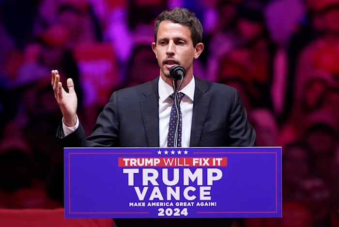 Wie is komiek Tony Hinchcliffe, die Puerto Rico beledigde tijdens de Trump-bijeenkomst in Madison Square Garden?