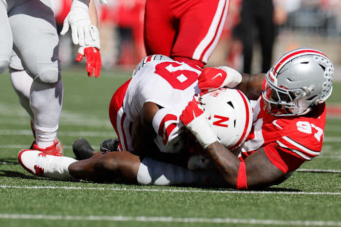 Will Howard gooit voor 3 touchdowns, maar nummer 4 Ohio State is slordig in 21-17 overwinning op Nebraska