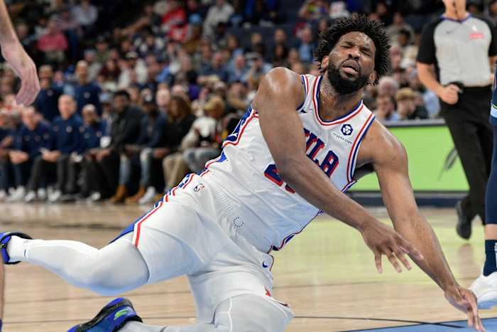 76ers-centrum Joel Embiid staat buitenspel vanwege zwelling in zijn linkerknie en zal twee wedstrijden missen