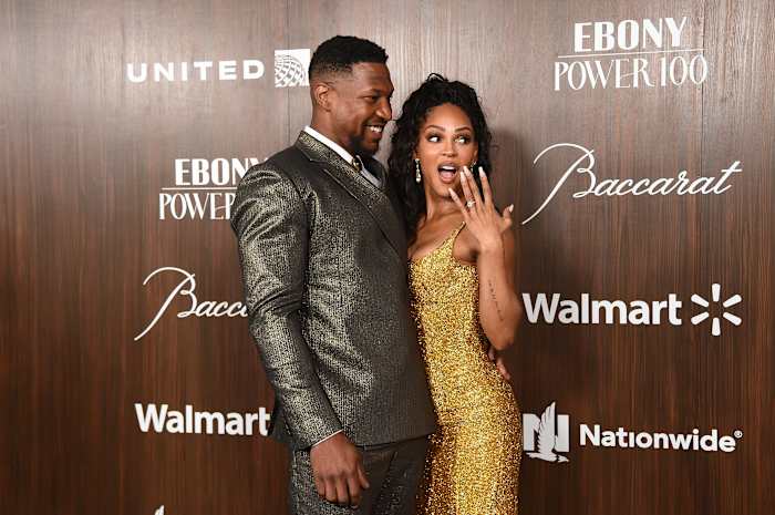 Acteurs Jonathan Majors en Meagan Good zijn verloofd. Ze steunde hem tijdens het proces tegen huiselijk geweld