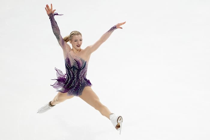 Amber Glenn overwint een val en wint haar eerste Grand Prix-titel kunstschaatsen