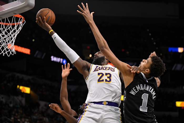 Anthony Davis en LeBron James leiden Lakers voorbij Spurs met 120-115 om de titelverdediging van de NBA Cup te openen