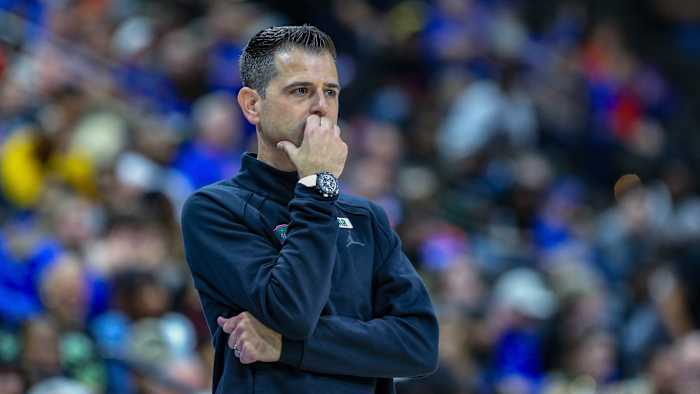 Basketbalcoach Todd Golden uit Florida erkent schoolonderzoek en overweegt lasterzaak