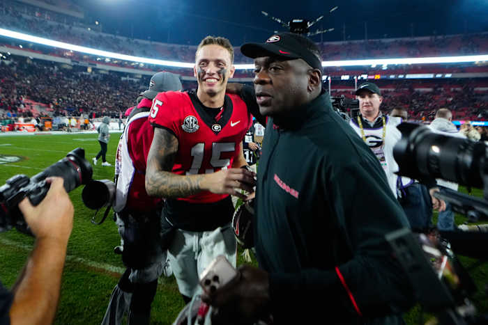 Beck gooit voor 2 touchdowns, rent voor nog een en leidt nummer 11 Georgia voorbij nummer 6 Tennessee 31-17