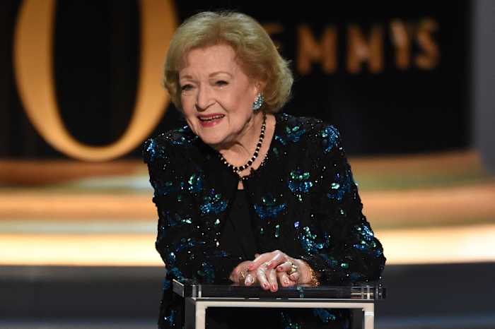 Betty White Forever: Nieuwe postzegel eert de geliefde 'Golden Girls'-acteur