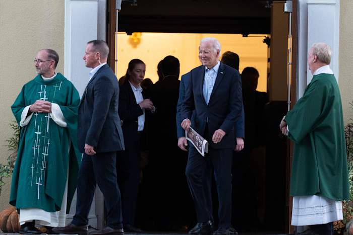 Biden suggereert dat hij ‘macho-jongens’ graag een klap zou willen geven tijdens de laatste campagnestop