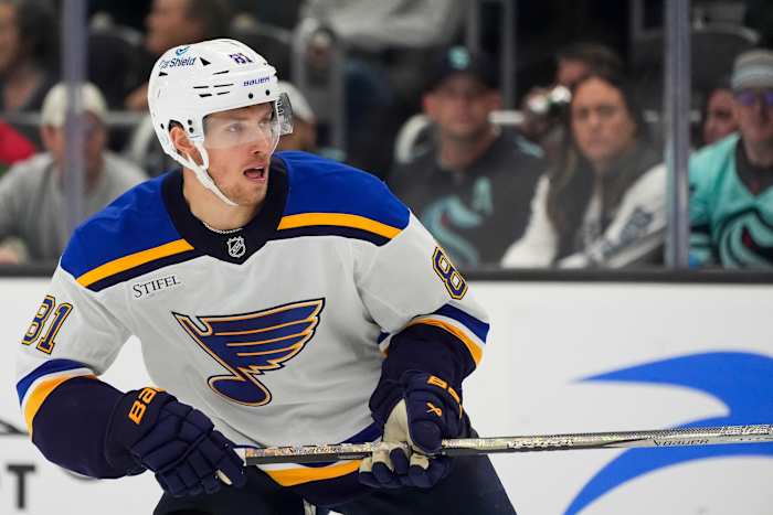 Blues' Dylan Holloway ontsnapt aan een ernstige blessure nadat hij door de puck in zijn nek werd geraakt