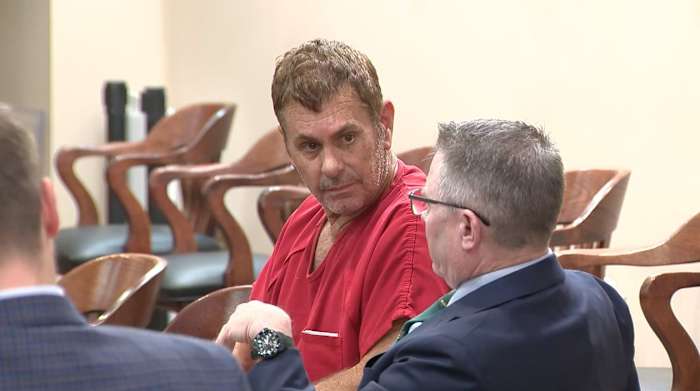 Brad Simpsons zakenpartner James Cotter plaatst een borgsom, vrijgelaten uit de gevangenis van Bexar County