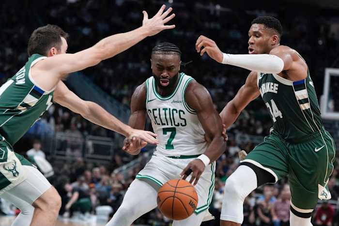 Brown noemt Antetokounmpo 'een kind' nadat tweevoudig MVP een handdruk aanbiedt voordat hij de hand terugtrekt