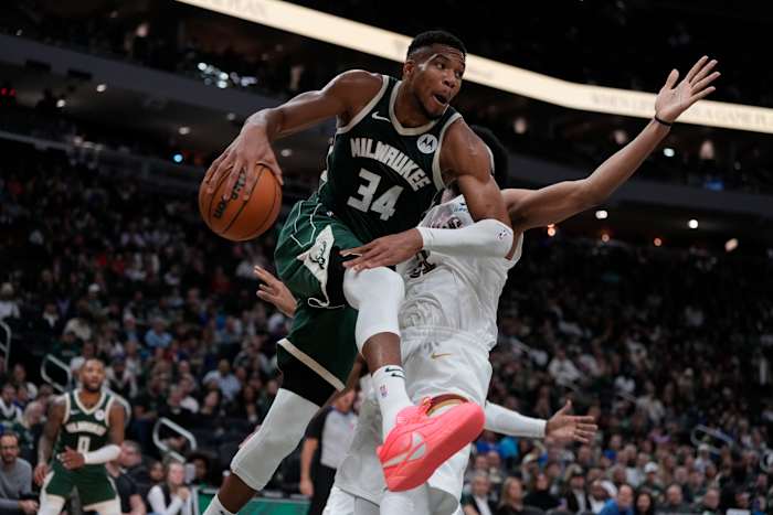 Bucks-ster Giannis Antetokounmpo uitgeschakeld door spierpijn terwijl Milwaukee op bezoek gaat bij ongeslagen Cavaliers