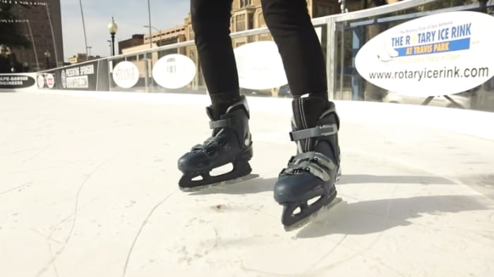 Buitenijsbanen brengen vakantiegevoel naar San Antonio en omliggende gebieden