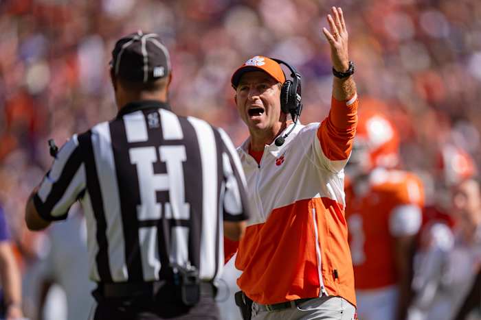 Clemson-coach Dabo Swinney werd uitgedaagd bij de verkiezingen toen hij ging stemmen bij de verkiezingen