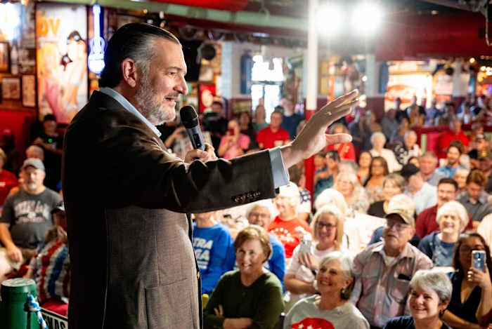 De Amerikaanse senator Ted Cruz roept de overwinning uit op democraat Colin Allred