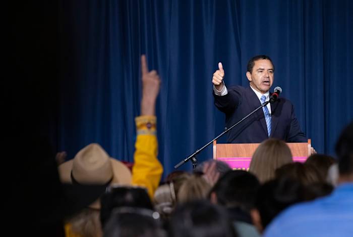 De Amerikaanse vertegenwoordiger Henry Cuellar krijgt een nieuwe ambtstermijn nu er een strafrechtelijk proces op komst is