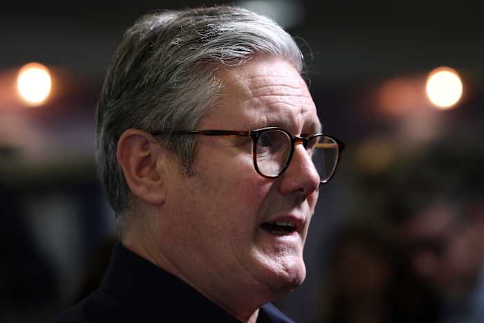 De Britse leider Starmer zegt tegen Interpol dat hij mensensmokkelbendes als terroristen zal behandelen