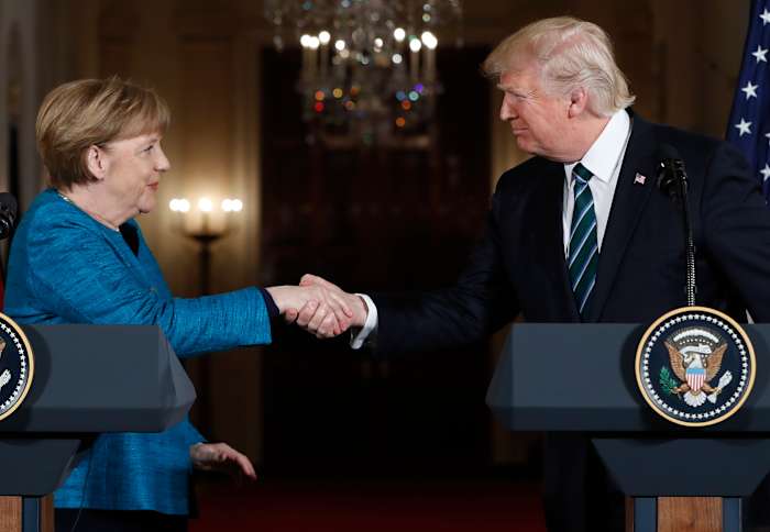 De Duitse ex-leider Merkel zegt dat ze verdriet voelde over de comeback van Trump en herinnert zich de ongemakkelijke niet-handdruk