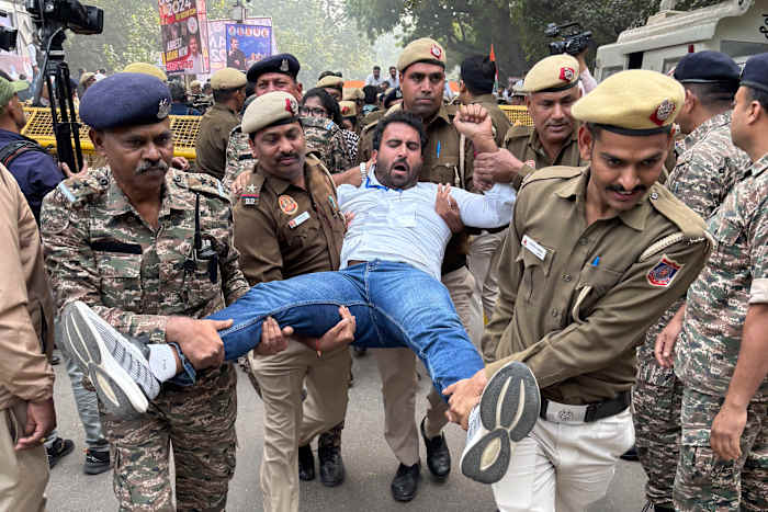 De Indiase oppositie protesteert tegen de miljardair die wordt beschuldigd van omkoping en fraude door de VS