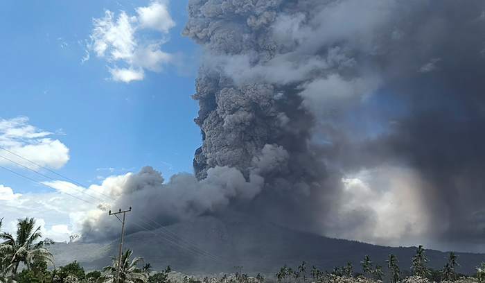 De Indonesische berg Lewotobi Laki Laki blijft een torenhoge kolom van hete wolken ontketenen