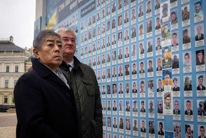 De Japanse minister bezoekt Oekraïne om de wederzijdse bezorgdheid over de Noord-Koreaanse troepen te benadrukken