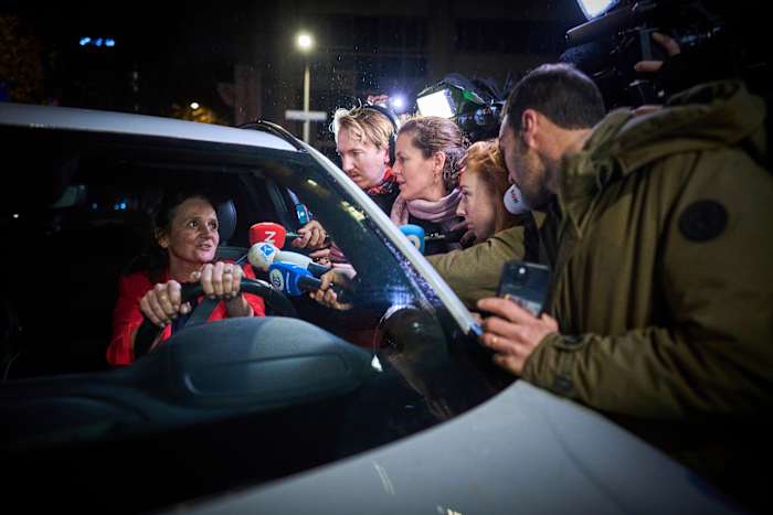 De Nederlandse coalitie overleeft de crisis na het aftreden van topfunctionarissen en beledigende opmerkingen