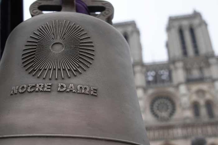 De Notre Dame markeert de aankomst van de iconische baanbel van de Olympische Spelen in Parijs nu de heropening van de kathedraal nadert