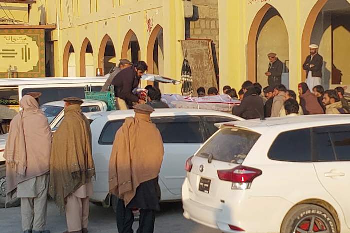 De Pakistaanse stad rouwt om 42 sjiitische moslims die in een hinderlaag zijn gelokt en zijn gedood bij een vuurwapenaanval