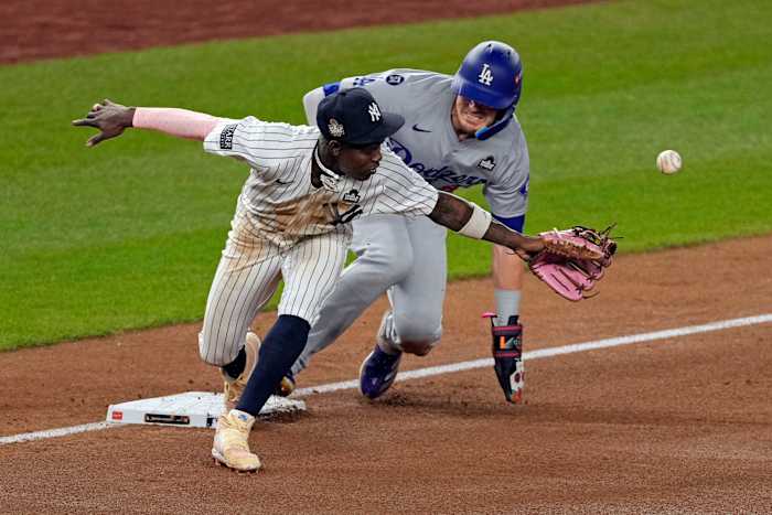 De Yankees blazen een voorsprong van vijf punten op met een epische defensieve meltdown terwijl de Dodgers zich verzamelen om de World Series te bereiken