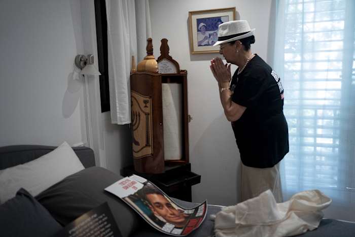 De familie van de Israëlisch-Amerikaanse gijzelaar smeekt Biden en Trump om gijzelaars naar huis te brengen