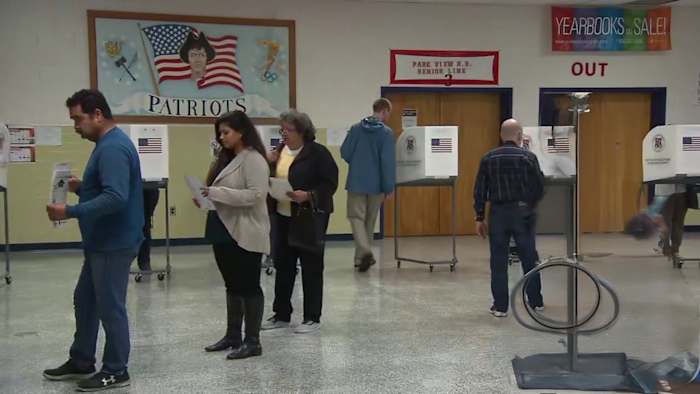 De minister van Buitenlandse Zaken van Texas en het Amerikaanse ministerie van Justitie over de tegengestelde partijen voorafgaand aan de verkiezingsdag