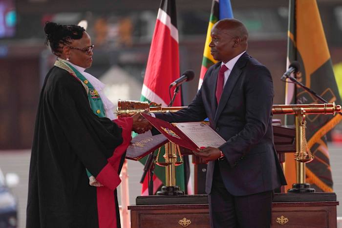 De nieuwe vice-president van Kenia heeft de eed afgelegd terwijl zijn voorganger zijn impeachment voor de rechtbank aanvecht