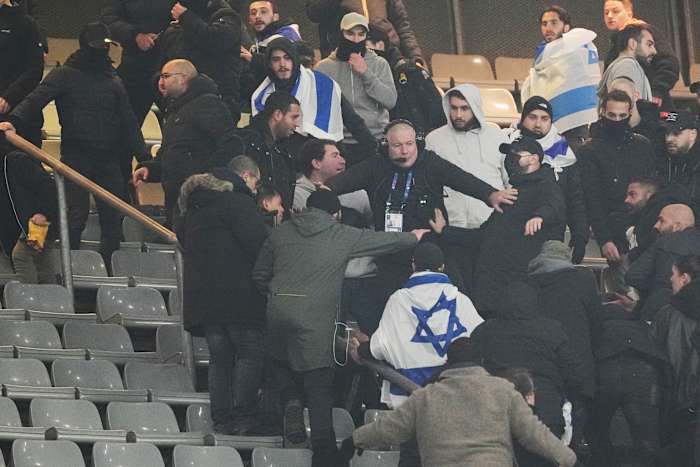 De politie verricht twee arrestaties na een kort gevecht tussen fans tijdens de streng beveiligde voetbalwedstrijd Frankrijk-Israël