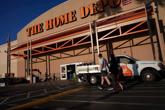De resultaten van Home Depot over het derde kwartaal staan ​​bovenaan Wall Street, nu de terugval in de consumentenbestedingen wat afneemt
