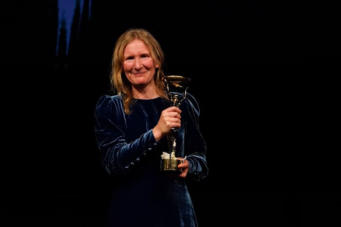 De ruimtestationroman 'Orbital' van de Britse schrijfster Samantha Harvey wint de Booker Prize voor fictie