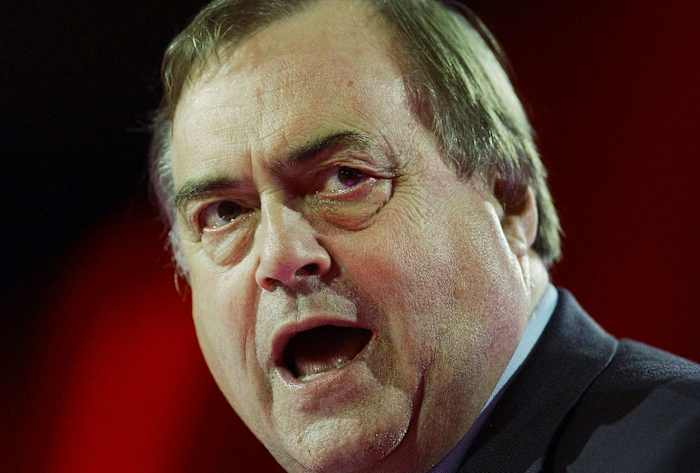 De voormalige Britse vice-premier John Prescott wordt na zijn dood op 86-jarige leeftijd geprezen als een held van de arbeidersklasse